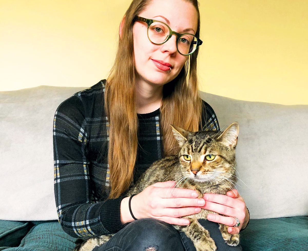 Cat owner gives her cat CBD