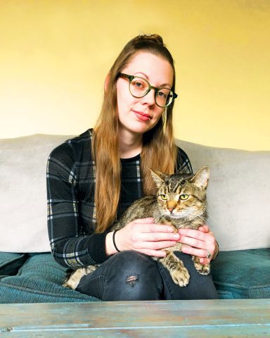 Cat owner gives her cat CBD